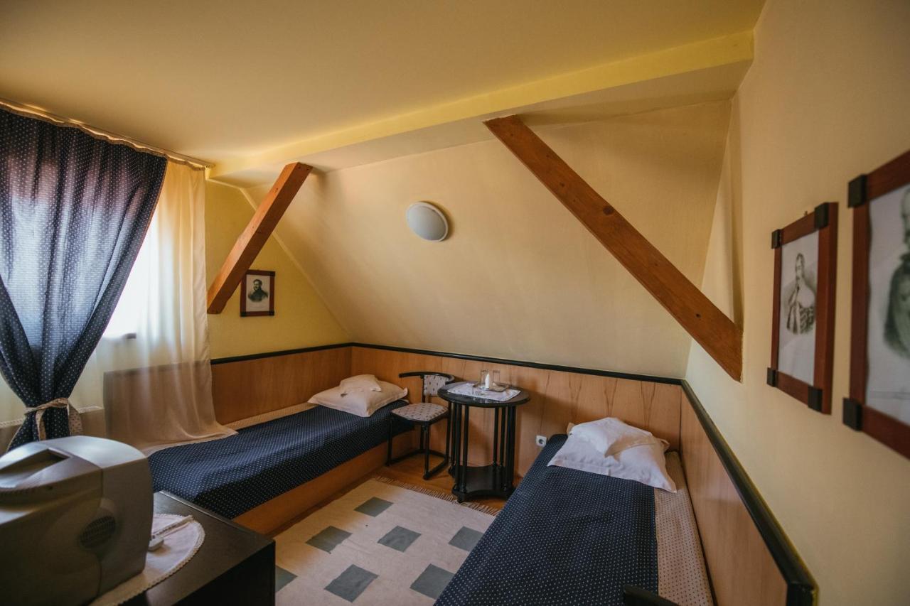 Voeroes Guest House Târgu Secuiesc Exterior photo